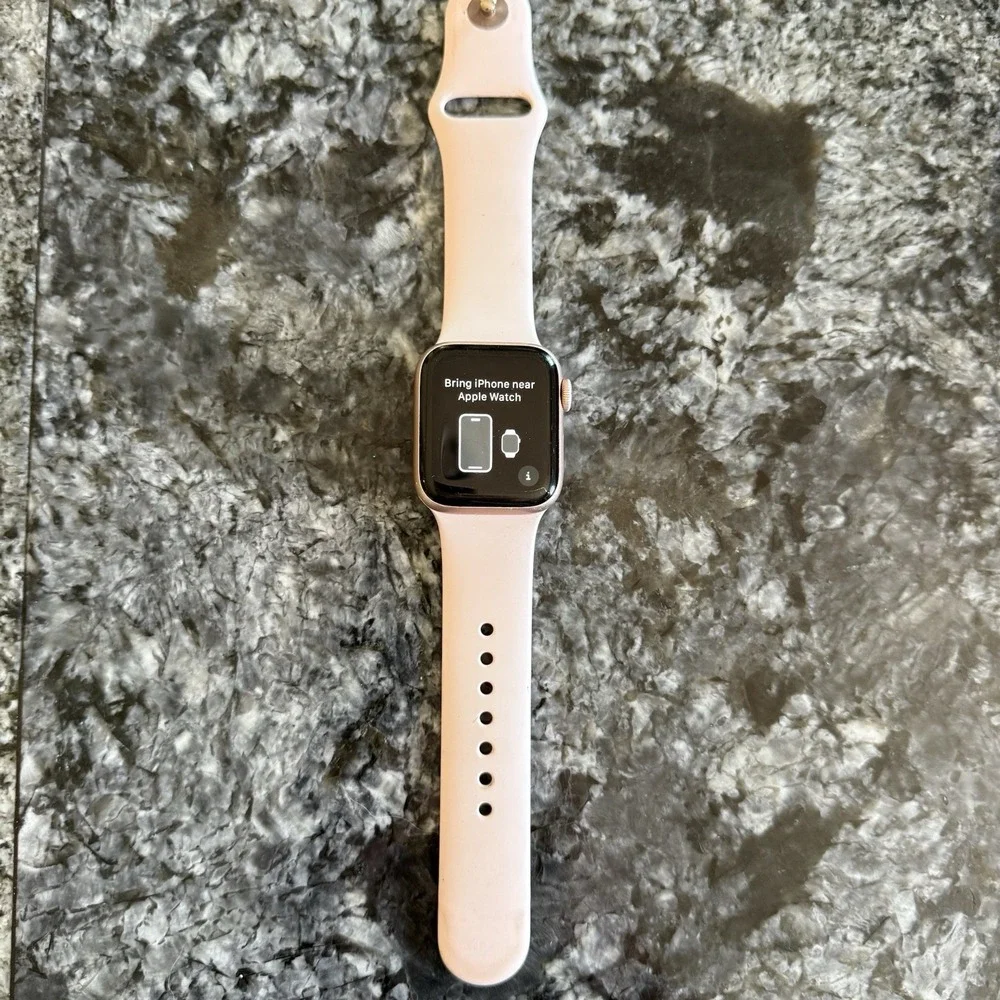 Apple Watch Series 4-40mm-Rose Pink Aluminum Case GPS Pink Sport Band S/M